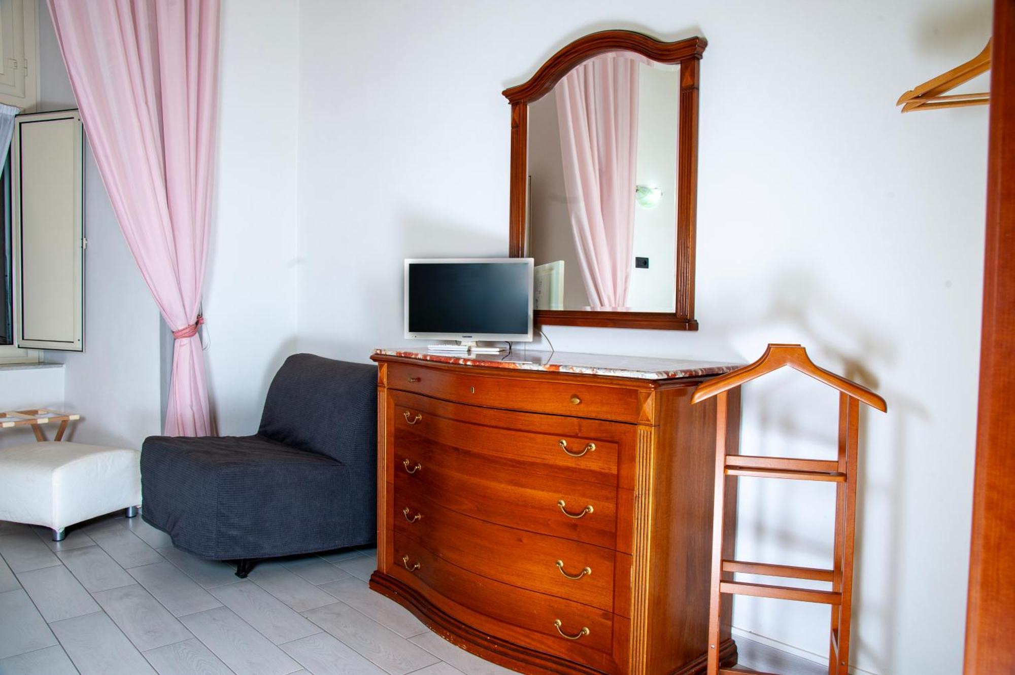 Palazzo Carafa Della Spina Apartment เนเปิลส์ ภายนอก รูปภาพ