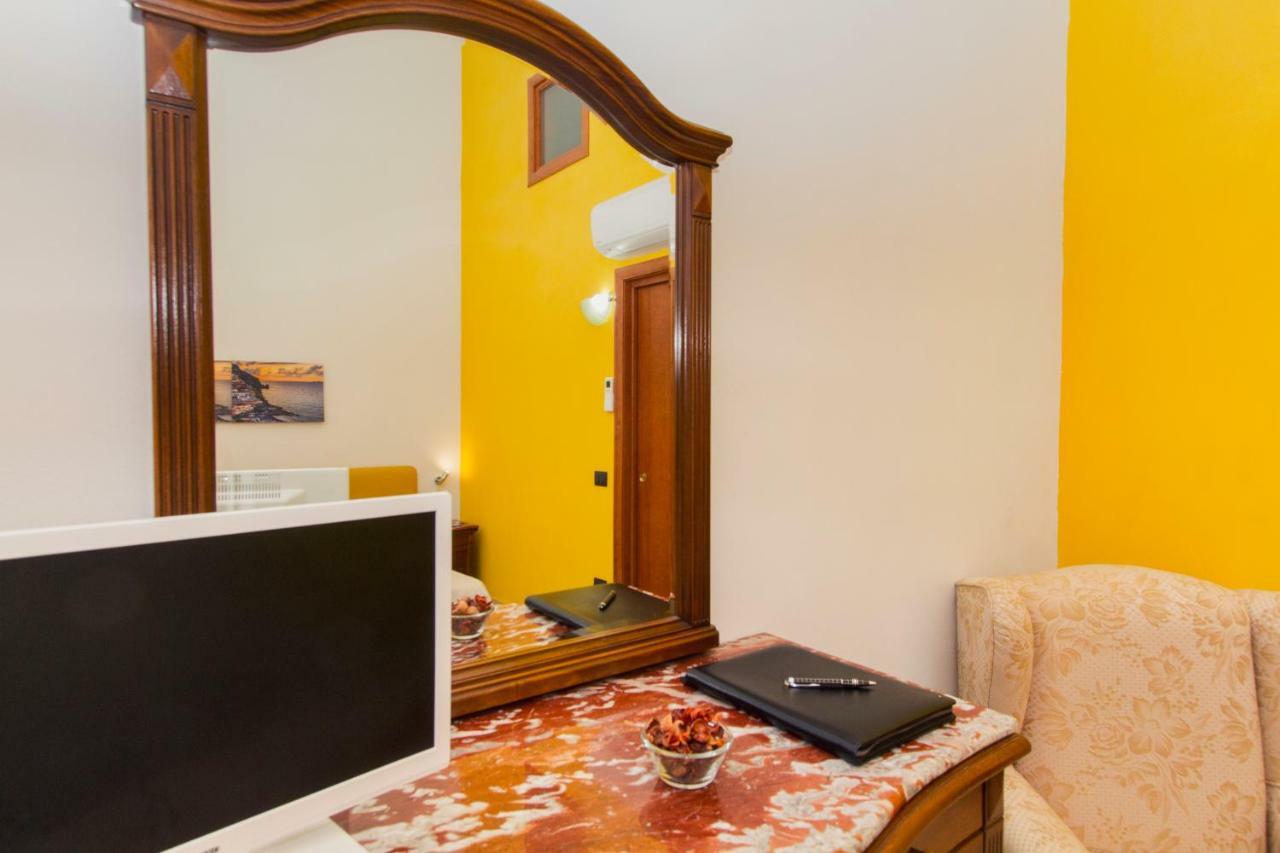 Palazzo Carafa Della Spina Apartment เนเปิลส์ ภายนอก รูปภาพ