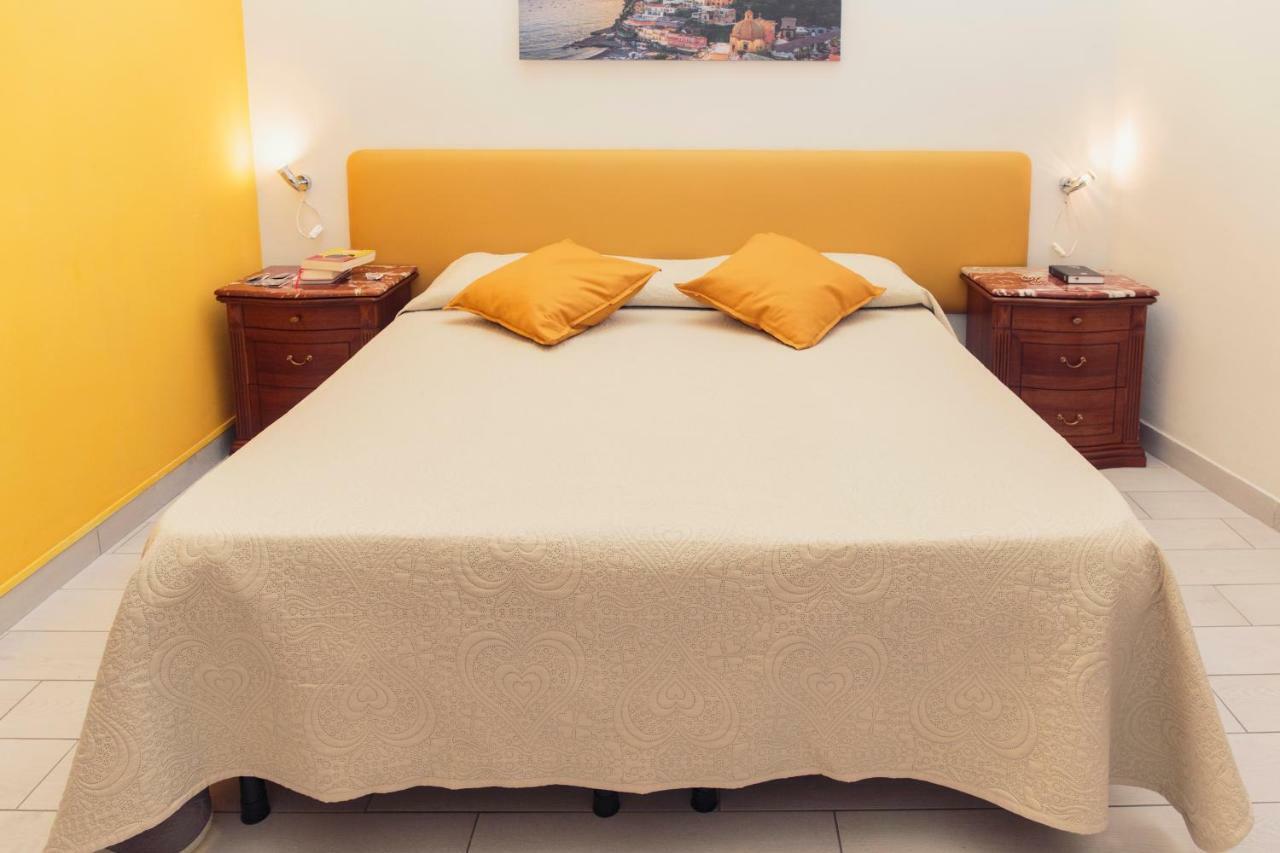 Palazzo Carafa Della Spina Apartment เนเปิลส์ ภายนอก รูปภาพ