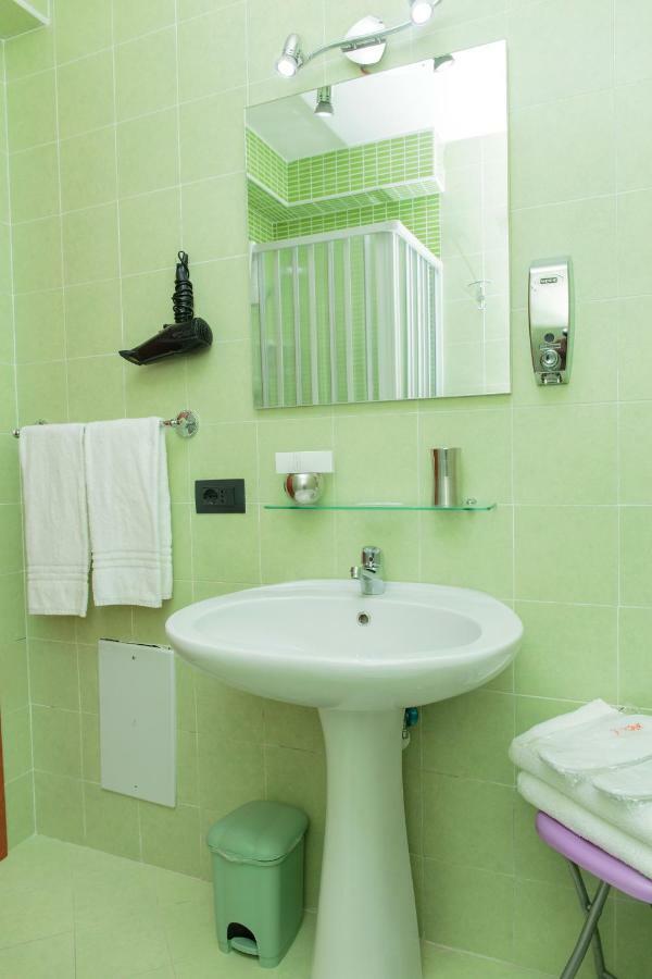 Palazzo Carafa Della Spina Apartment เนเปิลส์ ภายนอก รูปภาพ