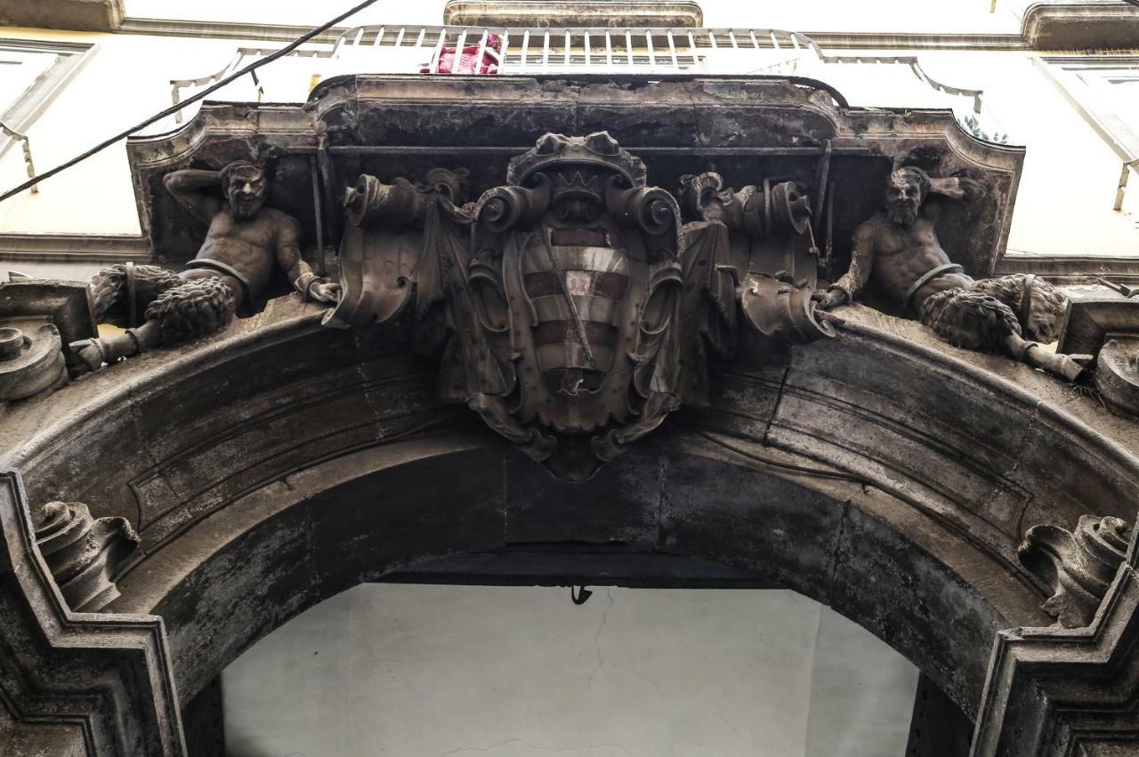 Palazzo Carafa Della Spina Apartment เนเปิลส์ ภายนอก รูปภาพ
